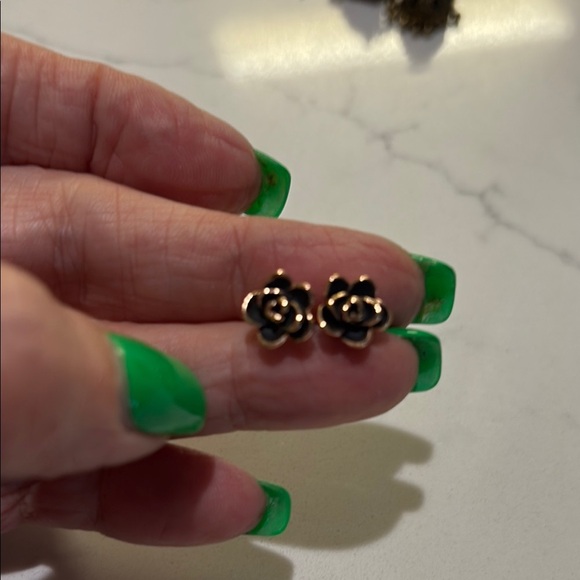 Elegant Gold Flower Stud Earrings Costume - Picture 2 of 3